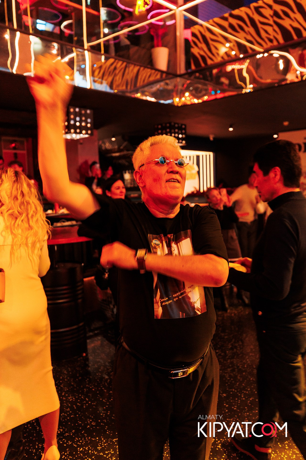 ПРЕЗЕНТАЦИЯ КНИГИ ВИКТОРА ЕЛИСЕЕВА. КИПЯТКОМ АЛМАТЫ!