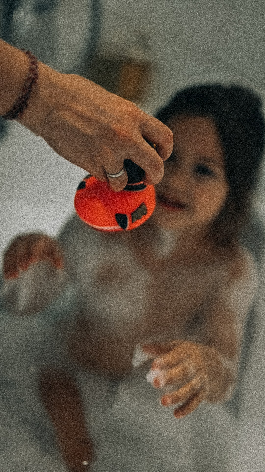 Элиза купается в ванне. Семейный фотограф в Москве Дарья Пузикова