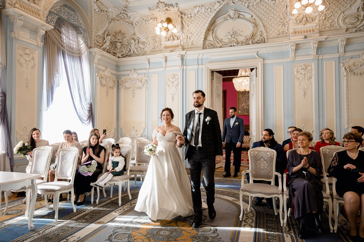 Жених и невеста входят в зал регистраций в ЗАГСе на фурштатской СПб. 