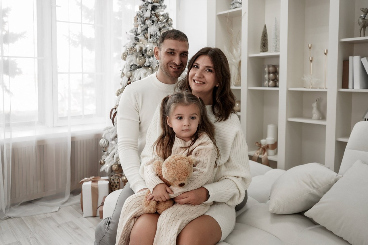 Семейный фотограф в Батайске и Ростове-на-Дону. Новогодняя фотосессия в студии Белый кролик. Свадебный фотограф в Ростове-на-Дону. Таинство Крещения и Венчания, семейные фотосессии. Алёна Чёботова