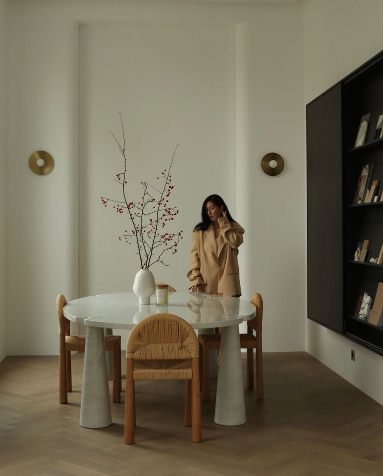 Дизайн студия, занимаемся разработкой Дизайн проектов, реализацией проектов под ключ. Мы находимся в городе Екатеринбург. Зовут Рената