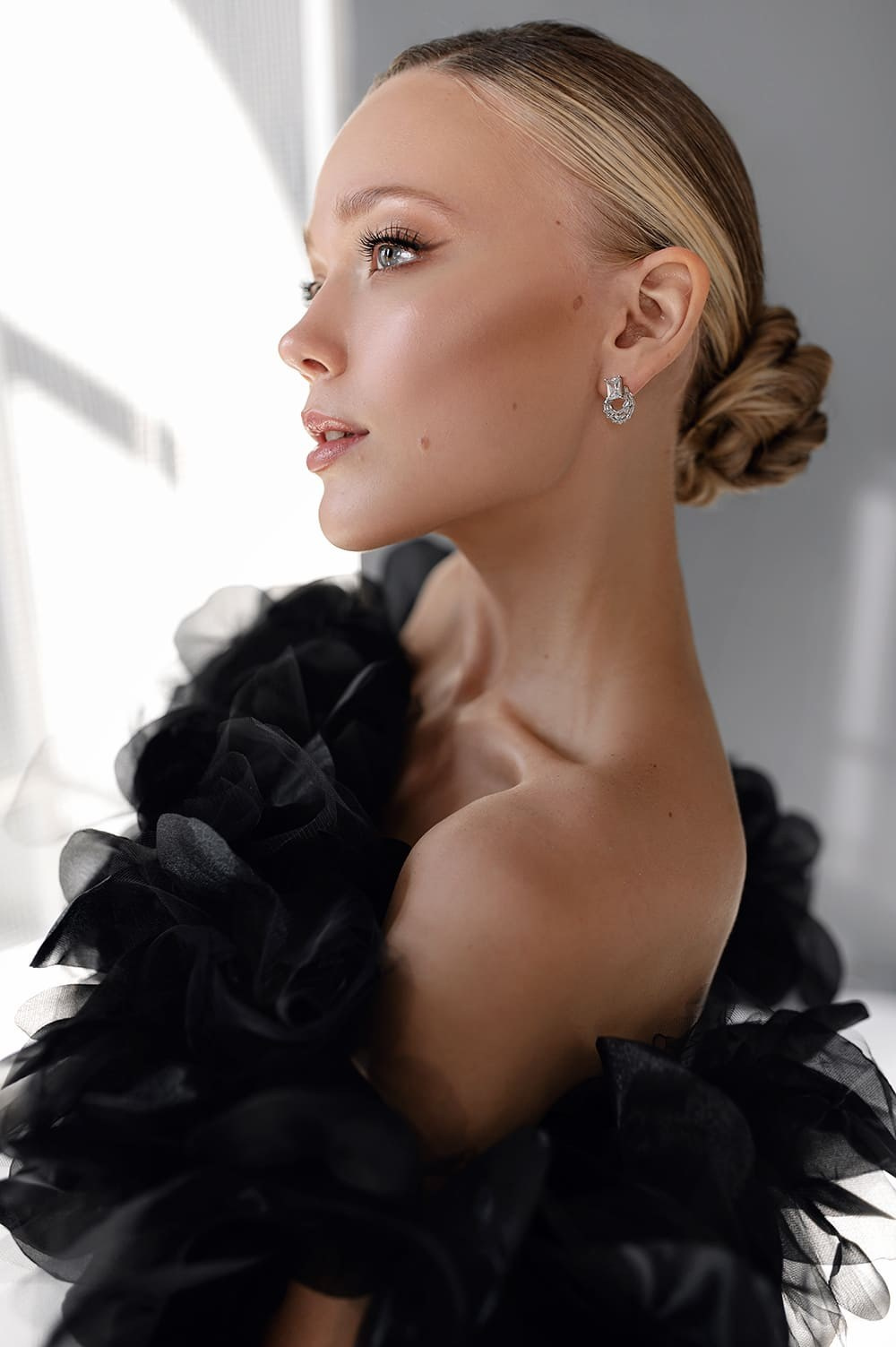 Крупный план леди с пучком и боа из перьев как пример портретной фотосессии