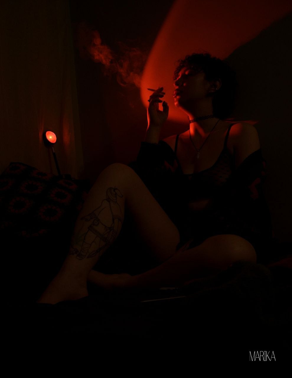 фотограф, фотосессия, Хабаровск, домашняя фотосессия, фотосессия дома, съемка, модель, marika magazine, журнал, публикация, девушка в темноте, девушка курит, красивый свет, будуарная фотосессия, ню, женский фотограф, женская фотосессия