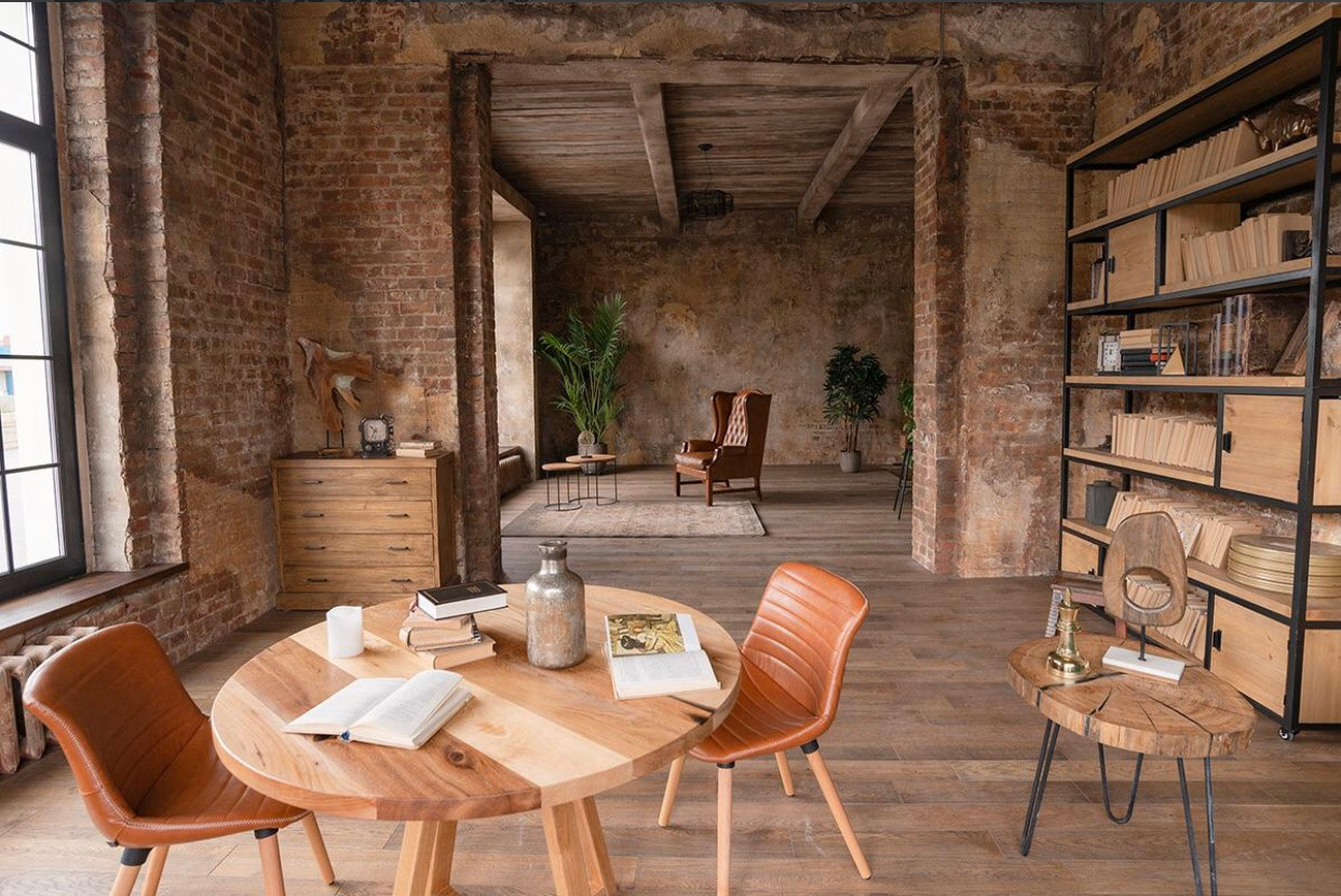 Location 5. Official website of the international art model Naya