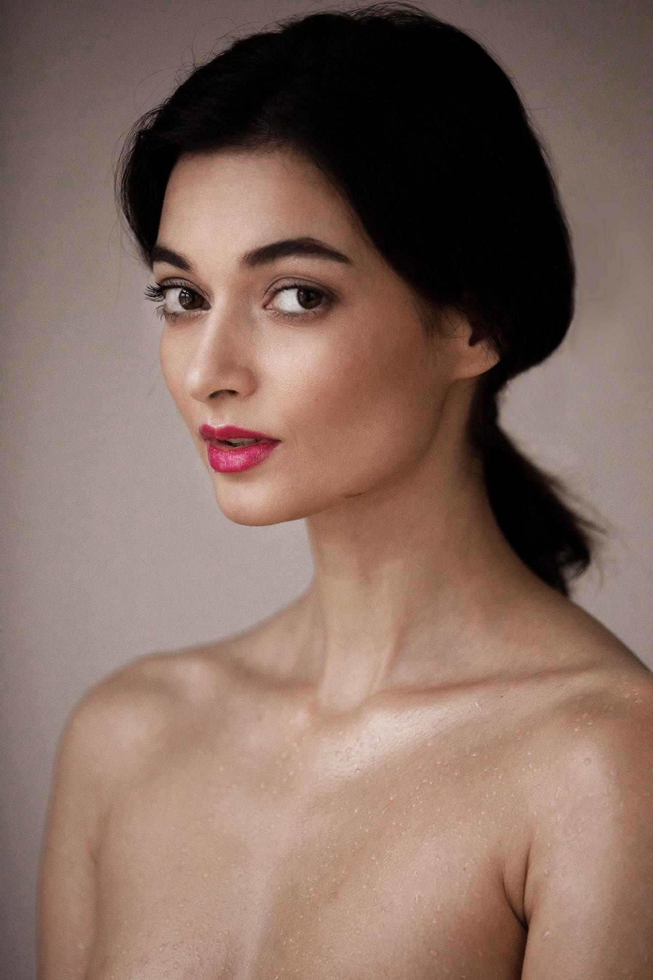 Official website of the international art model Naya