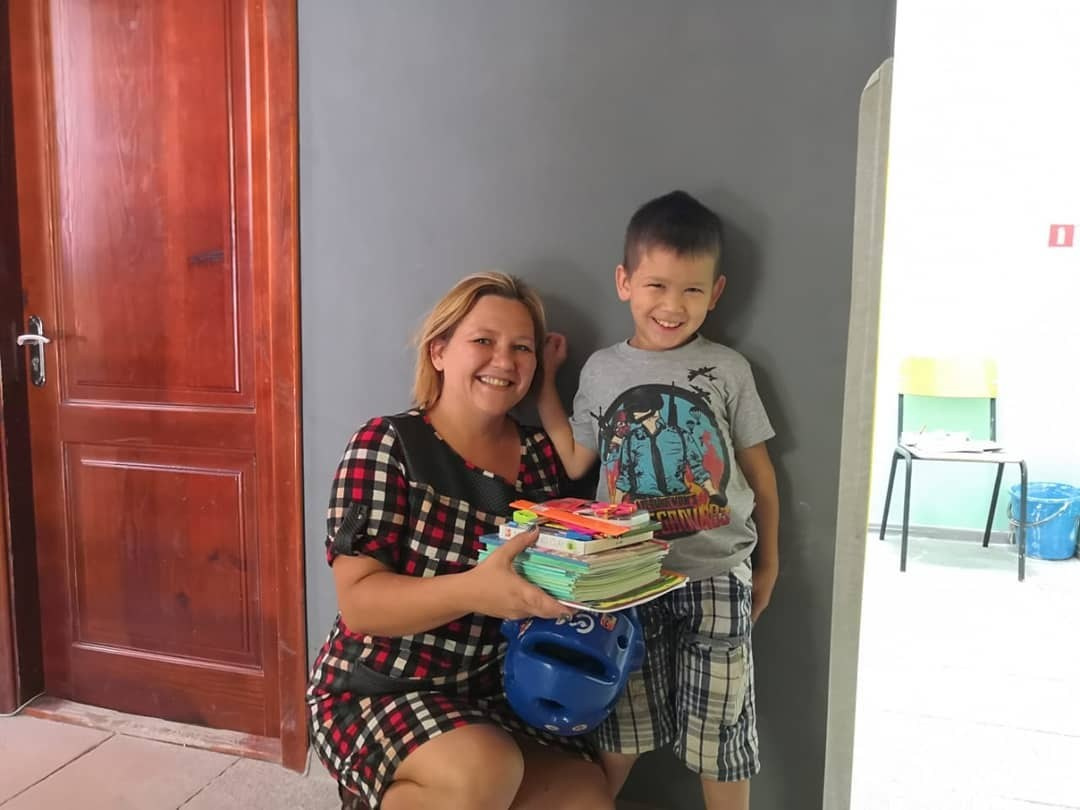 Первый раз в первый класс: как здорово идти в школу с новыми друзьями и полным ранцем! 🎒✨