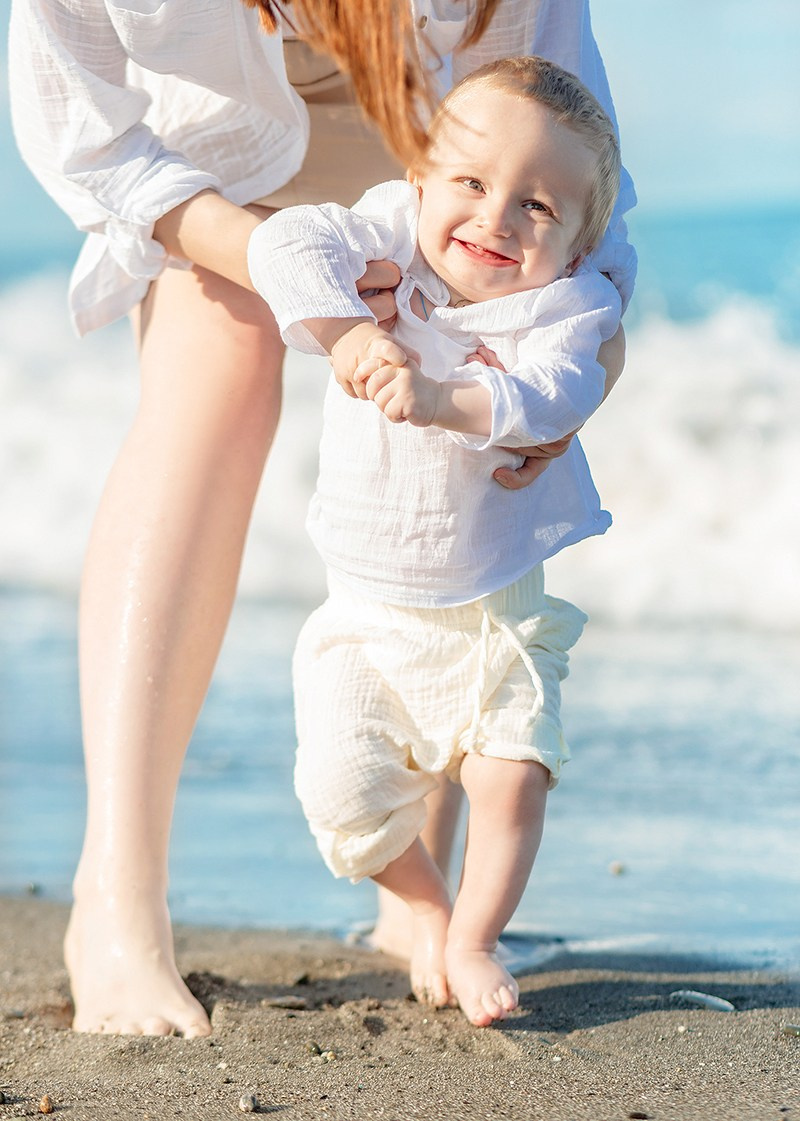 малыш на песчаном берегу адлера