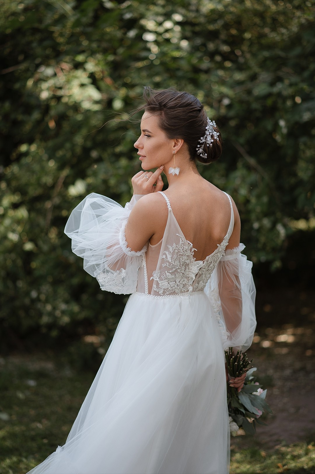 Образ невесты в платье на фоне зеленой природы
