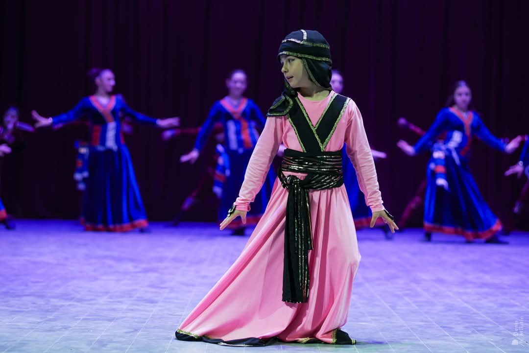 Грузинский танец. Портретный фотограф Денис Милютин