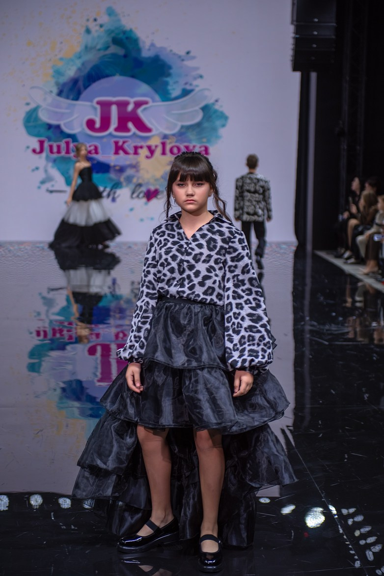 SochiFashionWeek2024 дизайнер Юлия Крылова. Семейный и коммерческий фотограф в Сочи Александр Бодунов