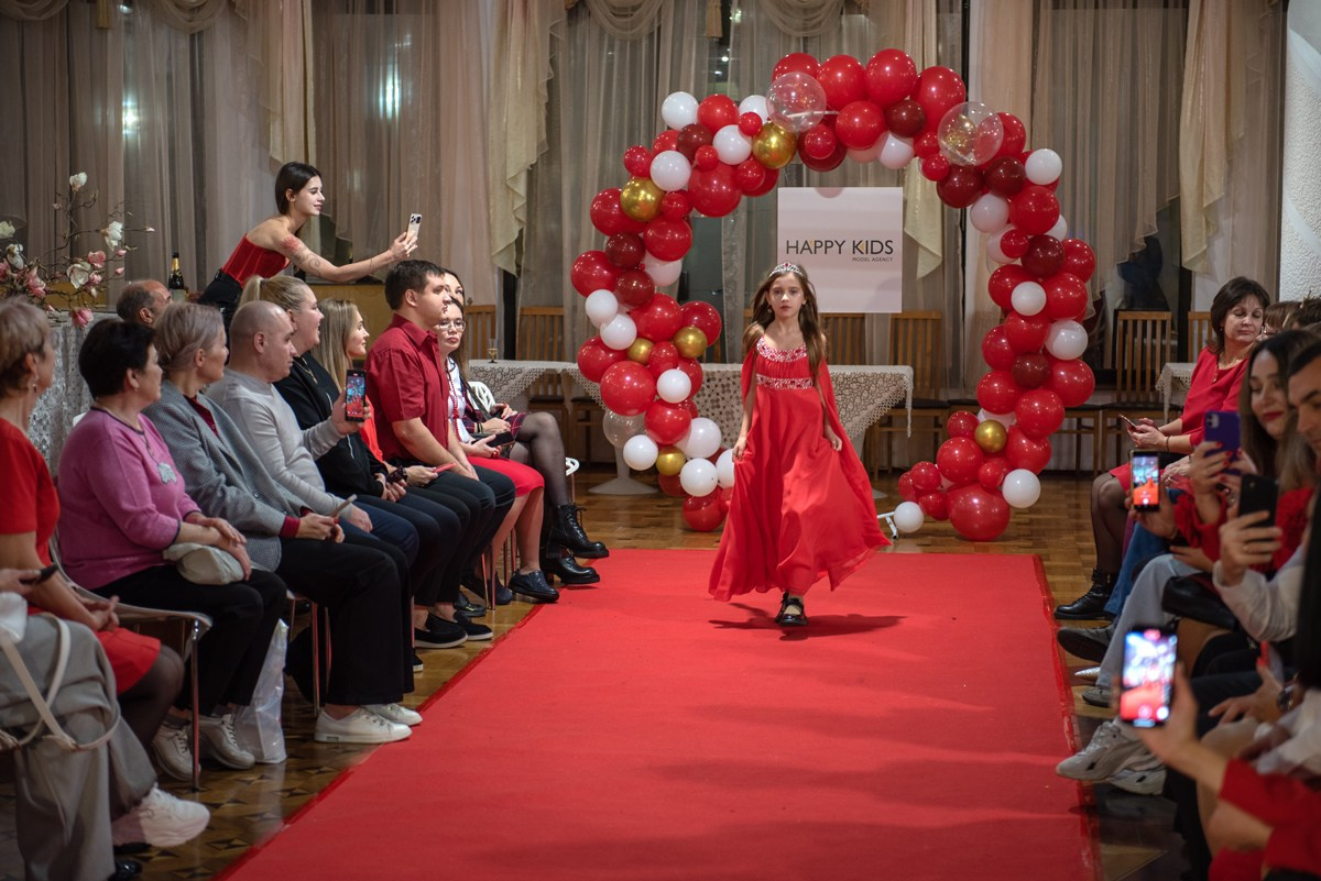 Выпускной в детской школе моделей HAPPYkids 2024. Семейный и коммерческий фотограф в Сочи Александр Бодунов