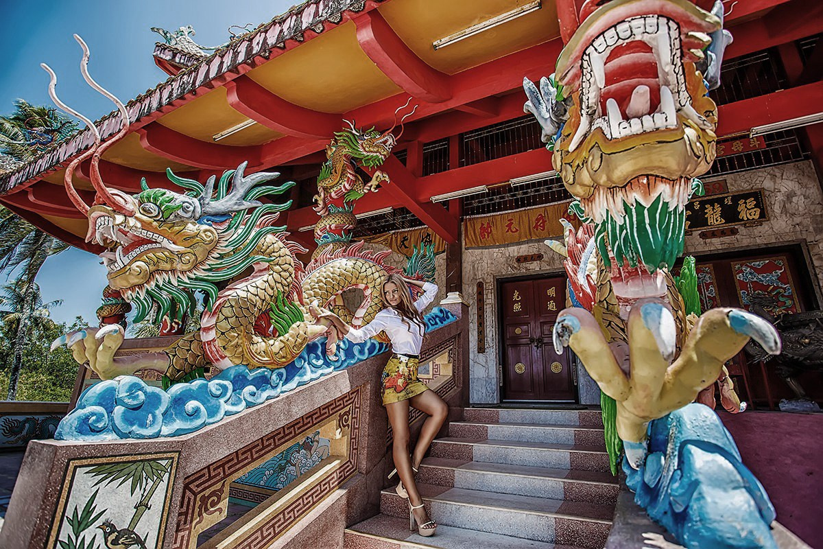 Фотосессия Пхукет фотограф экскурсия Буддисткий храм дракон красивая девушка в купальнике на пляже Патонг Ката Карон Найхарн Майкао идея место поза пример фото море заказать фотосъёмку Phuket Patong Naiharn цена стоимость описание фотосессии 