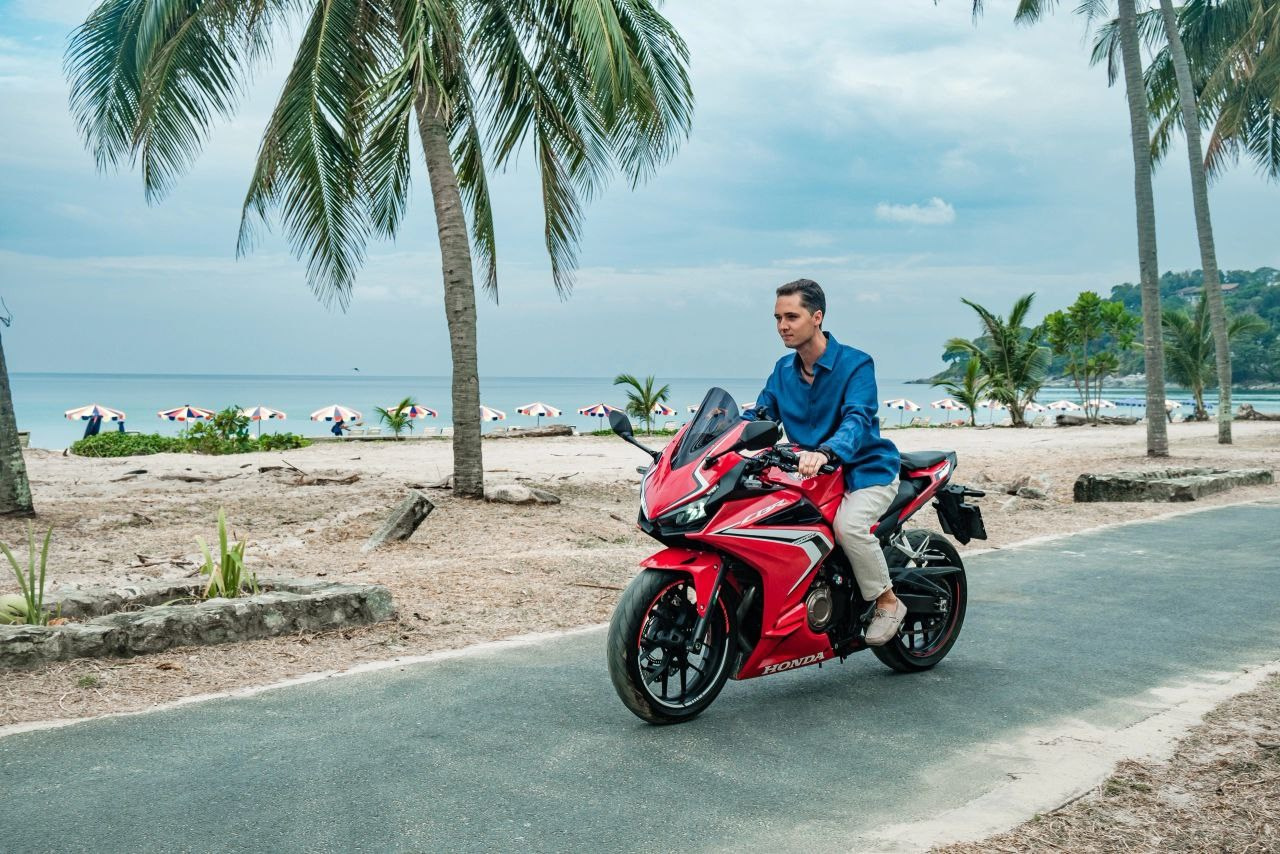 Мужская фотосессия Пхукет фотограф брутальная мужественная пляж Ката Карон Найхар Сурин Панва Майкао Бонгтаю идея место образ позы пример фото  заказать цена стоимость описание забронировать бизнес портрет байкер байк мотоцикл дорога пальмы