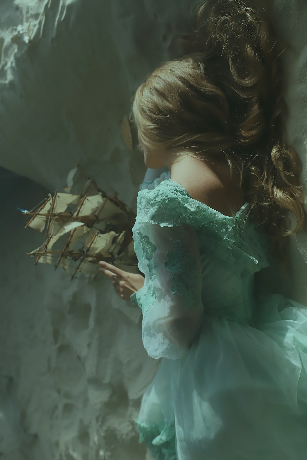 Девушка и море. Художественная винтажная фотография