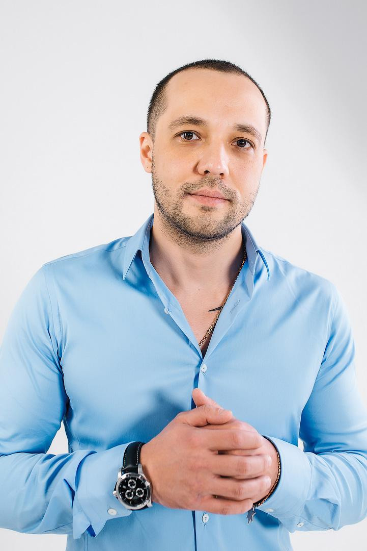 Портреты на монотонном фоне