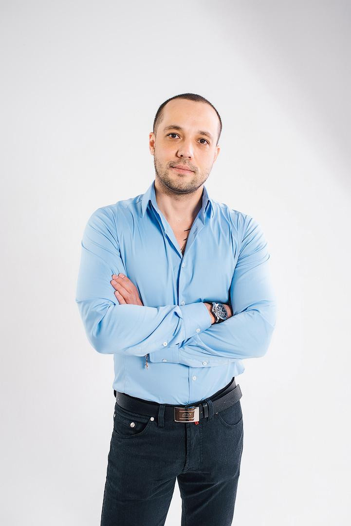 Портреты на монотонном фоне