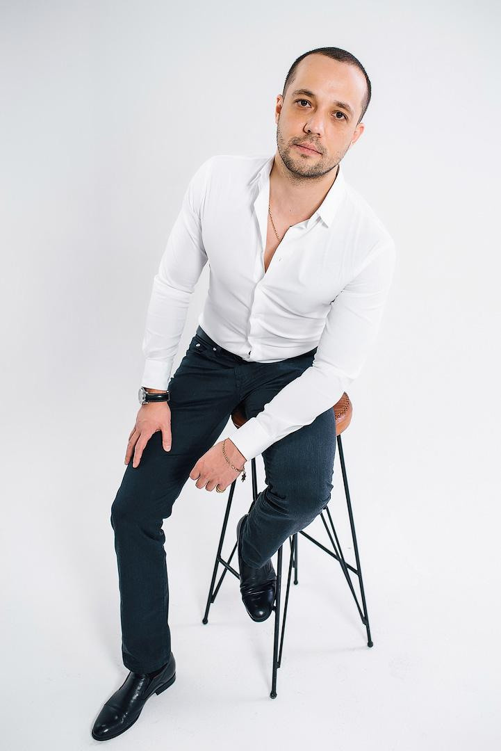 Портреты на монотонном фоне