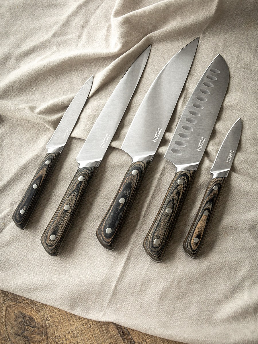 Набор ножей в интерьере кухни | Съемка для рекламного баннера