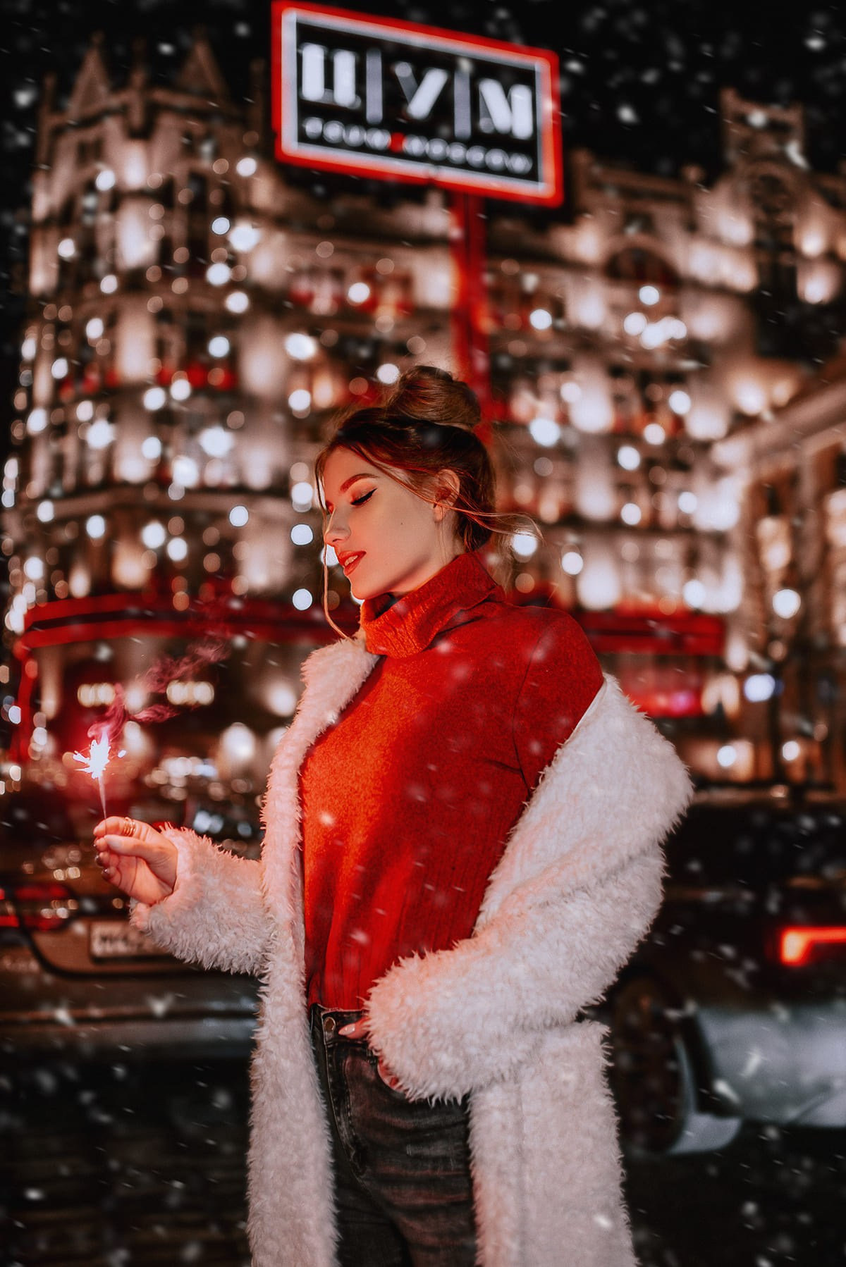 Леди в красном пальто в неоновом городе на прогулочной съёмке