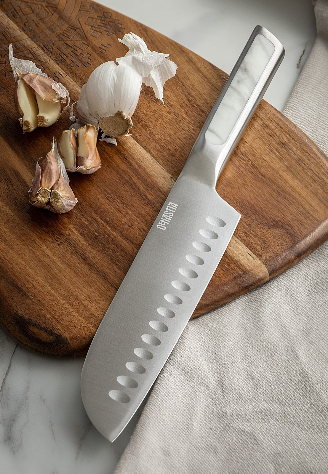 Японский нож на мраморной поверхности стола | Съемка для маркетплейса Wildberries