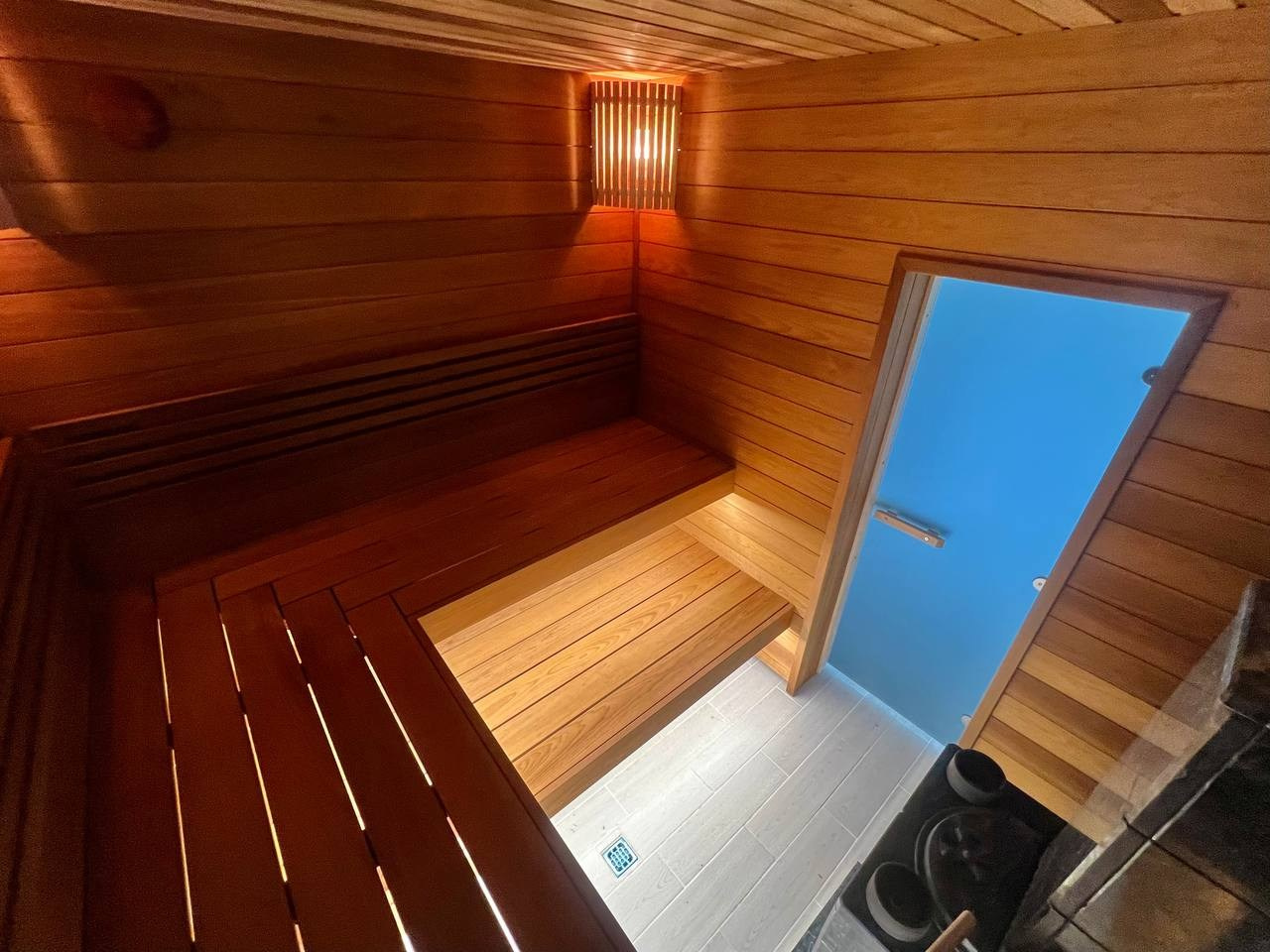 Баня в Мельничном Ручье на базе каменки Технолит из термоосины и пестрого канадского кедра, придающего неповторимый аромат во время парения. SaunaTopMasters