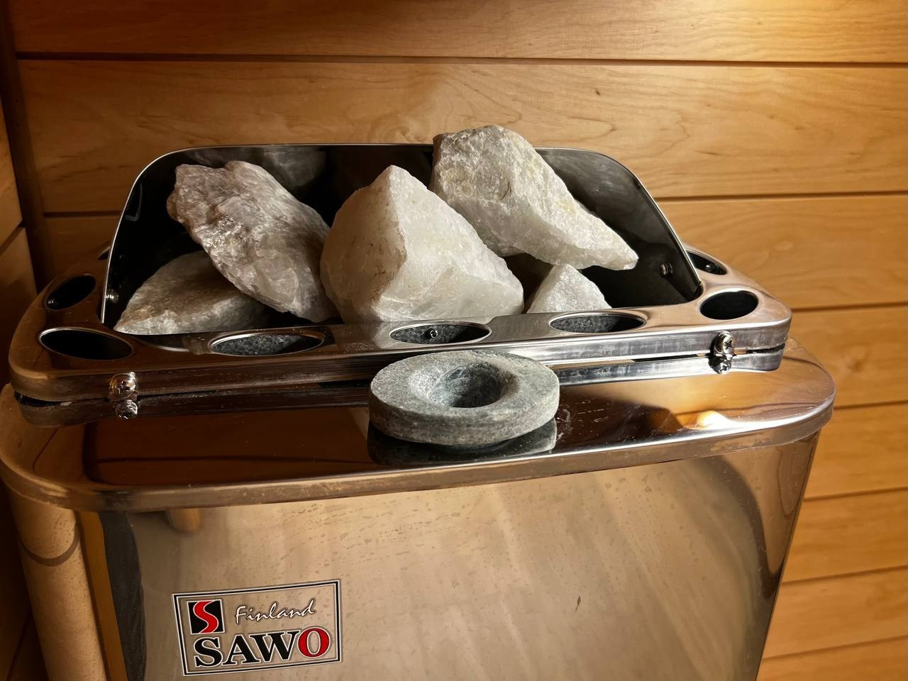 Уютная парная в Glorex Заневский. Компактная, но визуально просторная за счет парящих полков и горизонтального расположения светлой ольхи. SaunaTopMasters