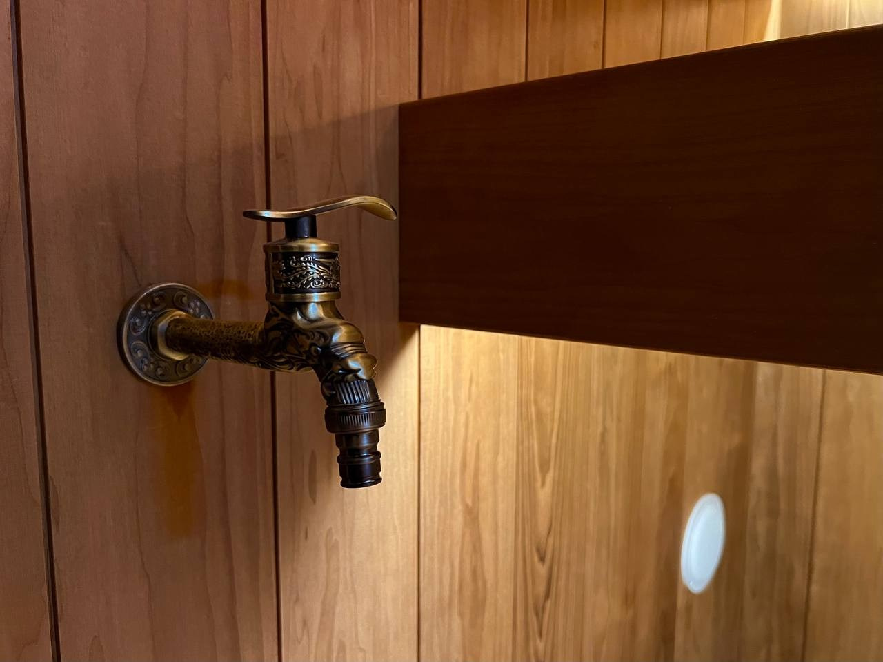 Парная в Лесколово для Saunaispa: впечатляющее можжевеловое панно в половину потолка и звёздное небо на второй. SaunaTopMasters