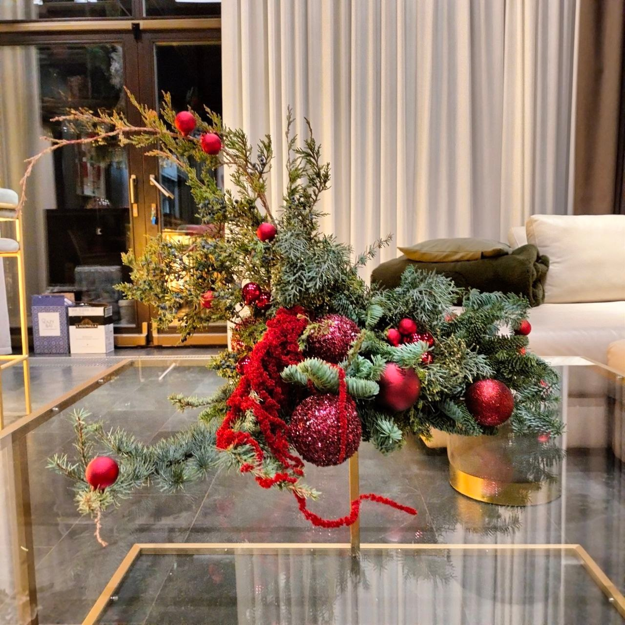 Современная, новогодняя композиция