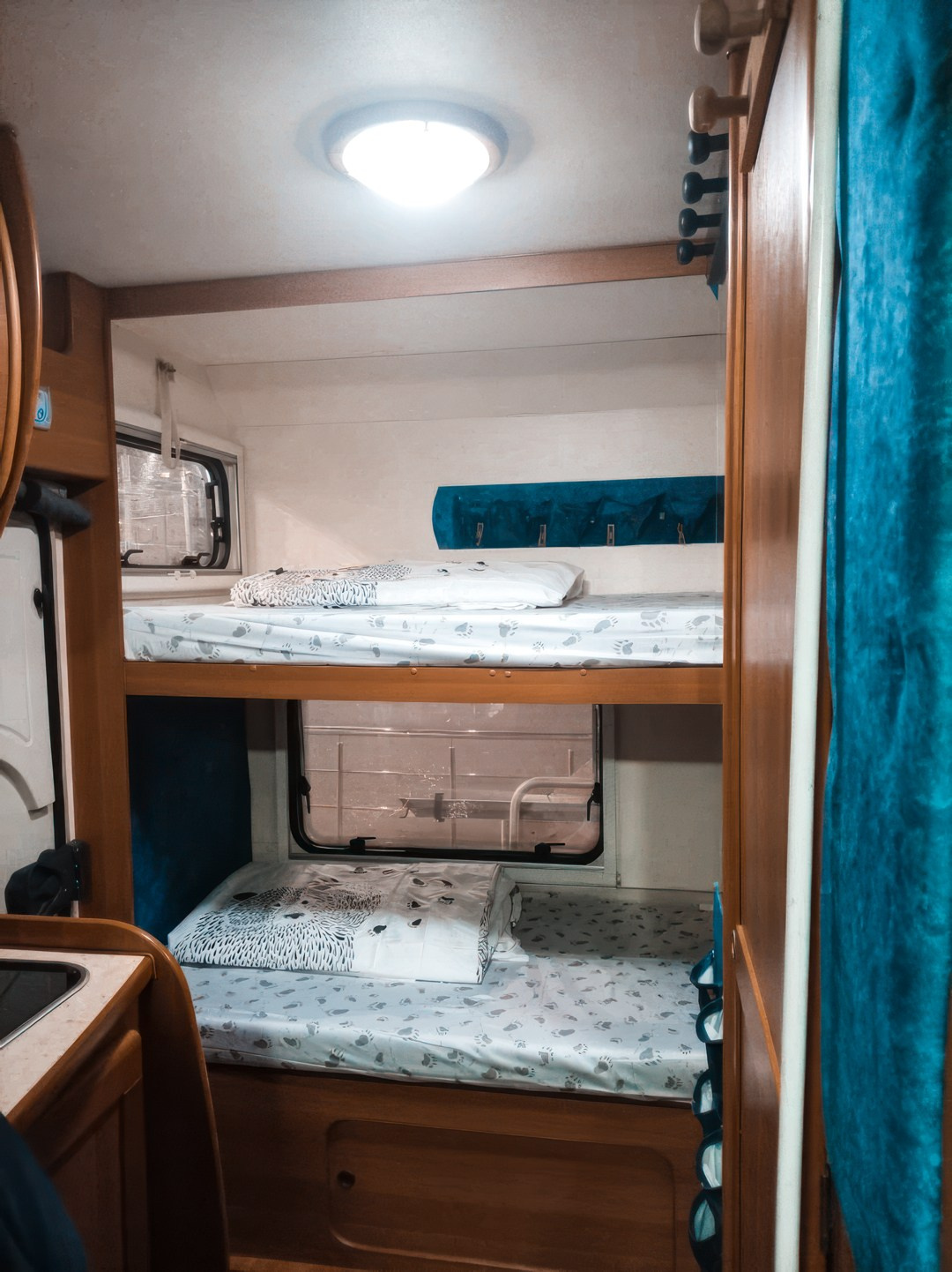 Интерьер кемпера Спальные места в кемпере Сидячие места. Кемпердлявас — аренда Автодома для путешествий по Беларуси и за ее пределами! Путешествуйте с комфортом!