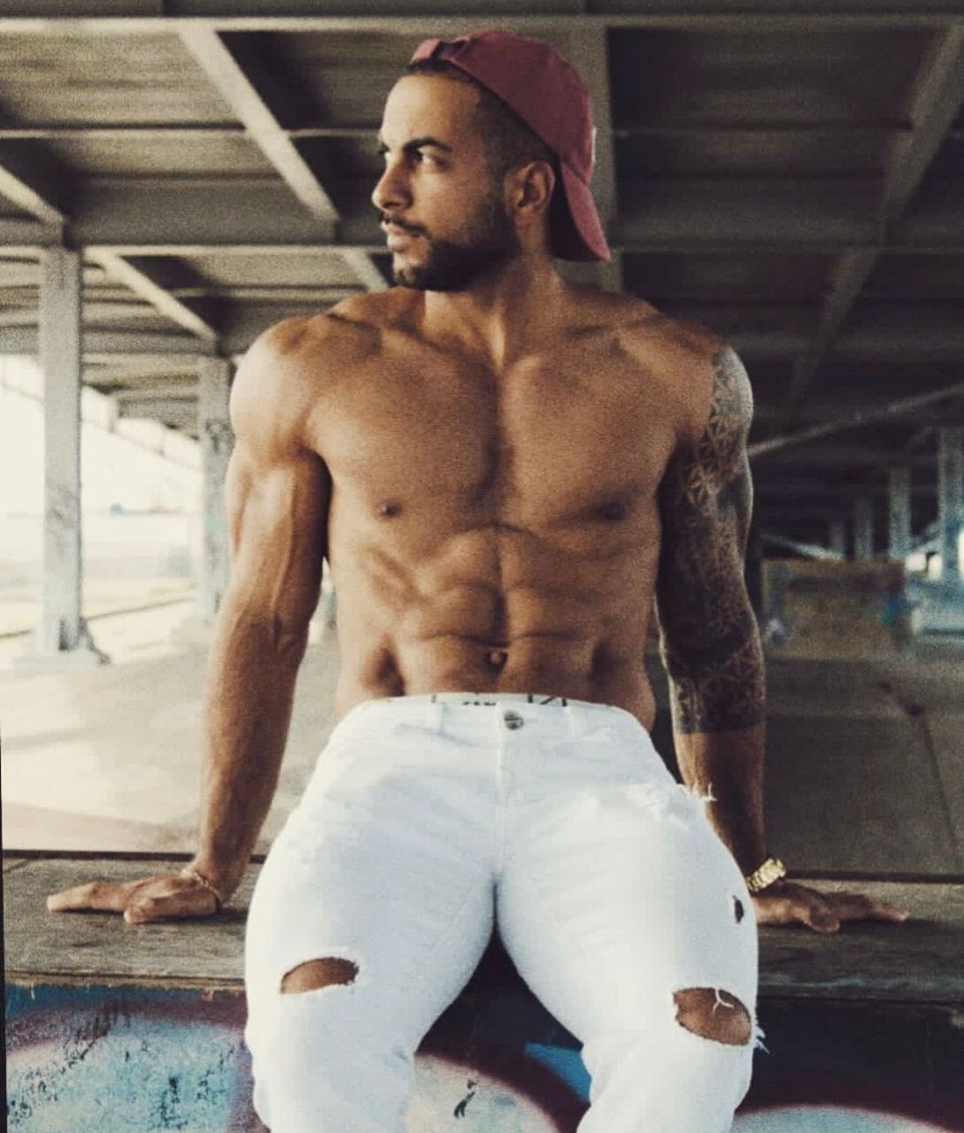 Заур, 183 см, 52-54 р-р. KED Production — продакшн из СПб. Создаём фото, видео и контент, который помогает брендам и селлерам продавать больше