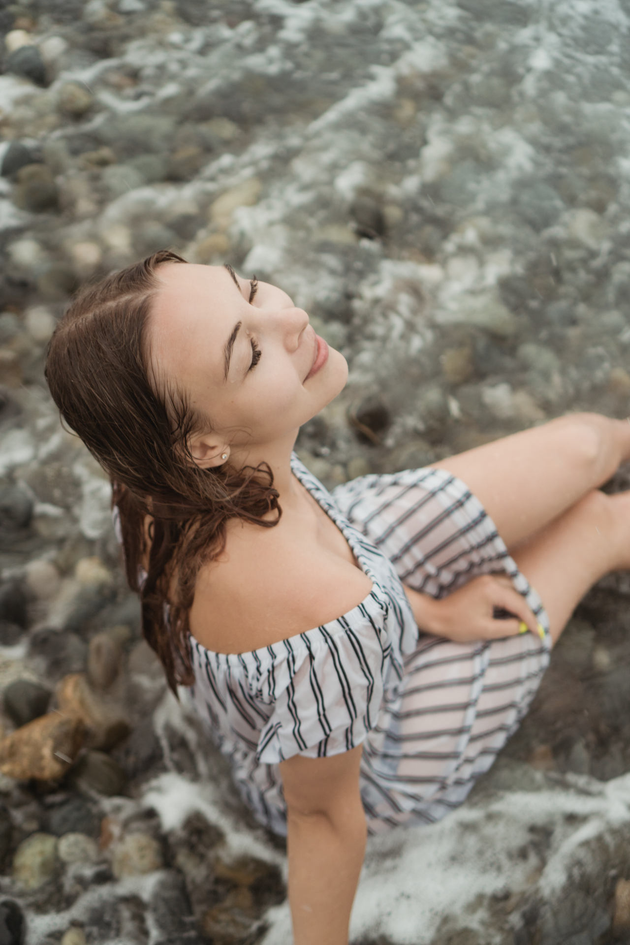 Портрет девушки  промокшей на берегу моря 