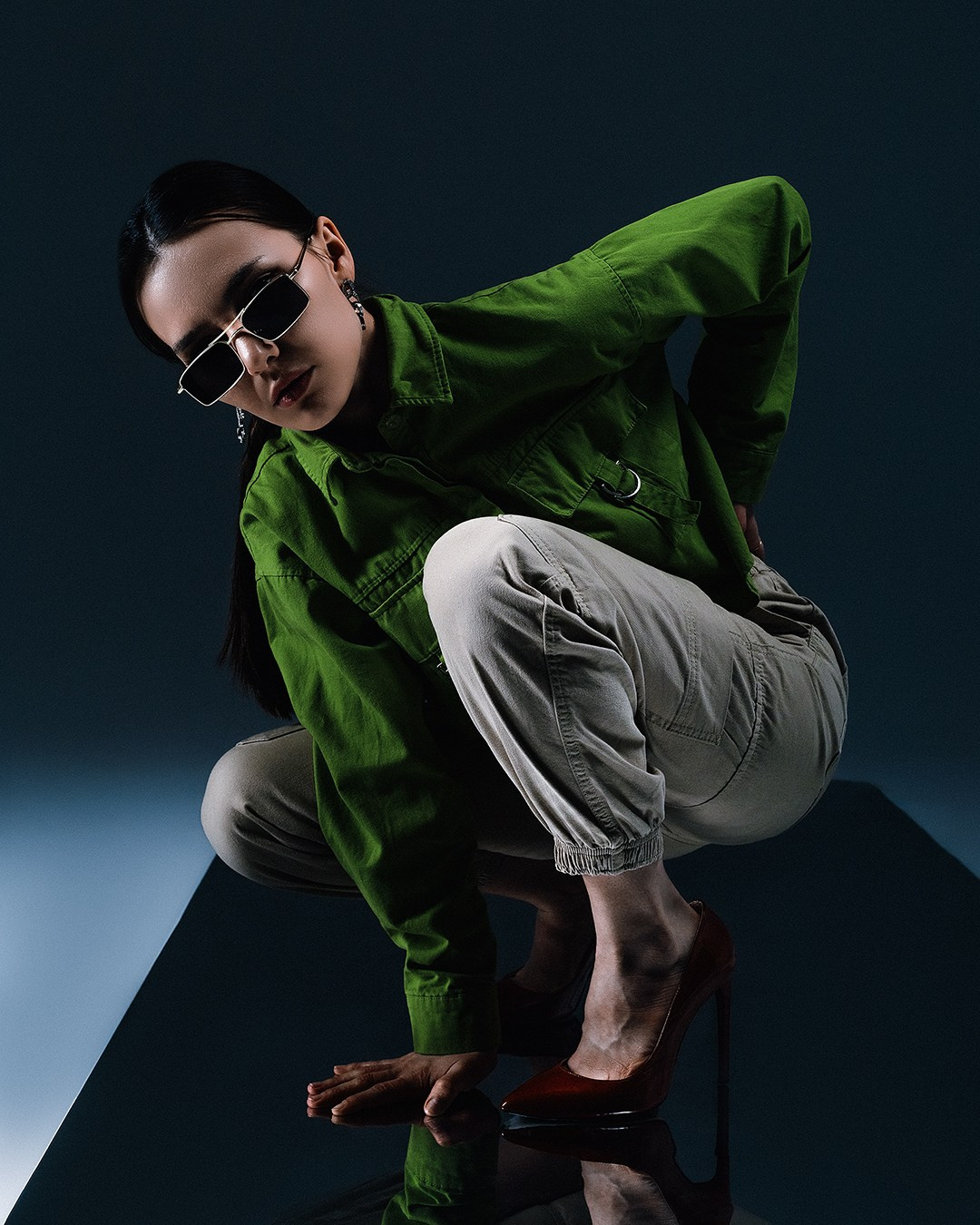 Фэшн на циклораме с гибким зеркалом Казань, девушка сидит на циклораме в интересной позе