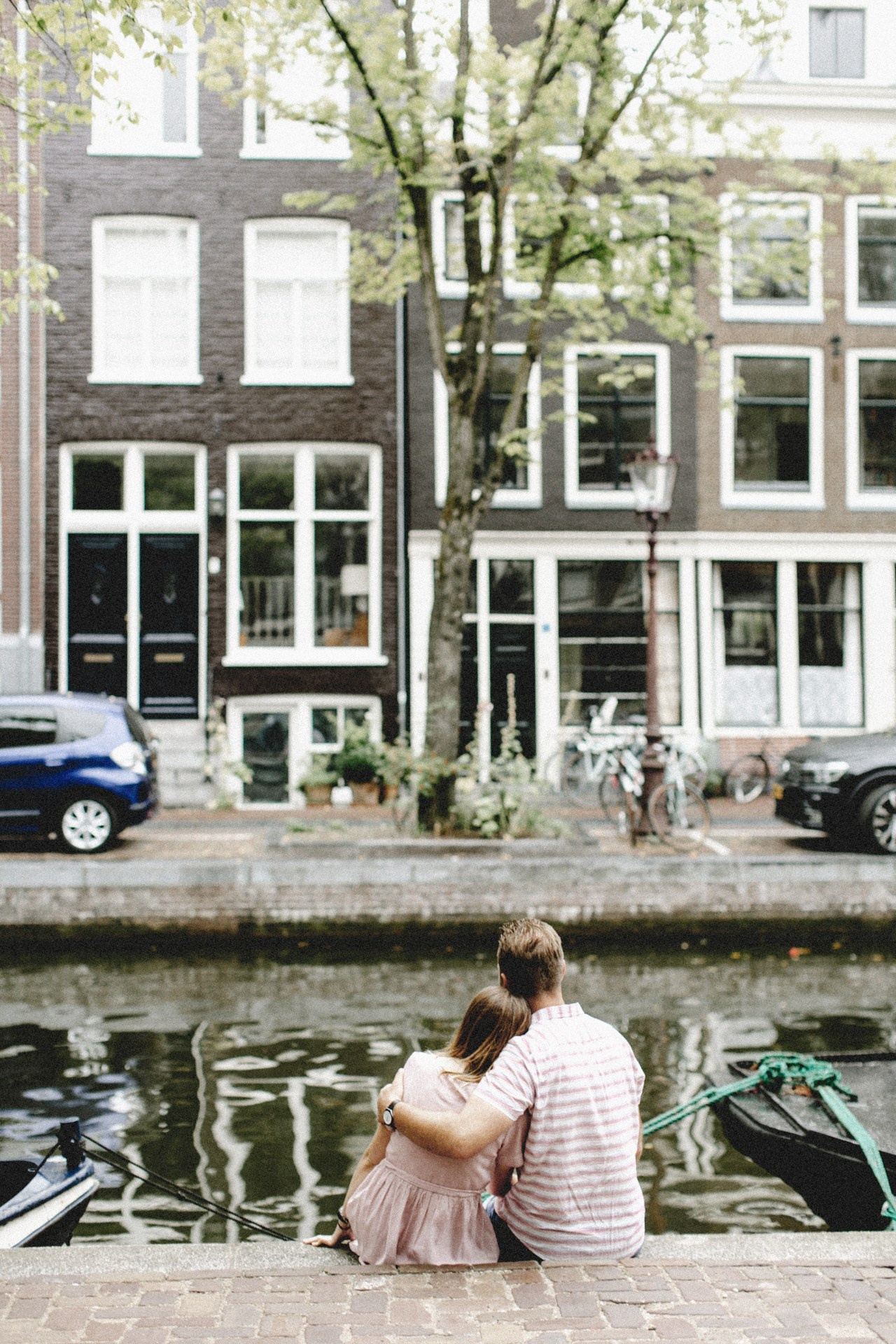 Потому что скоро вернутся в Амстердам. Про любовь