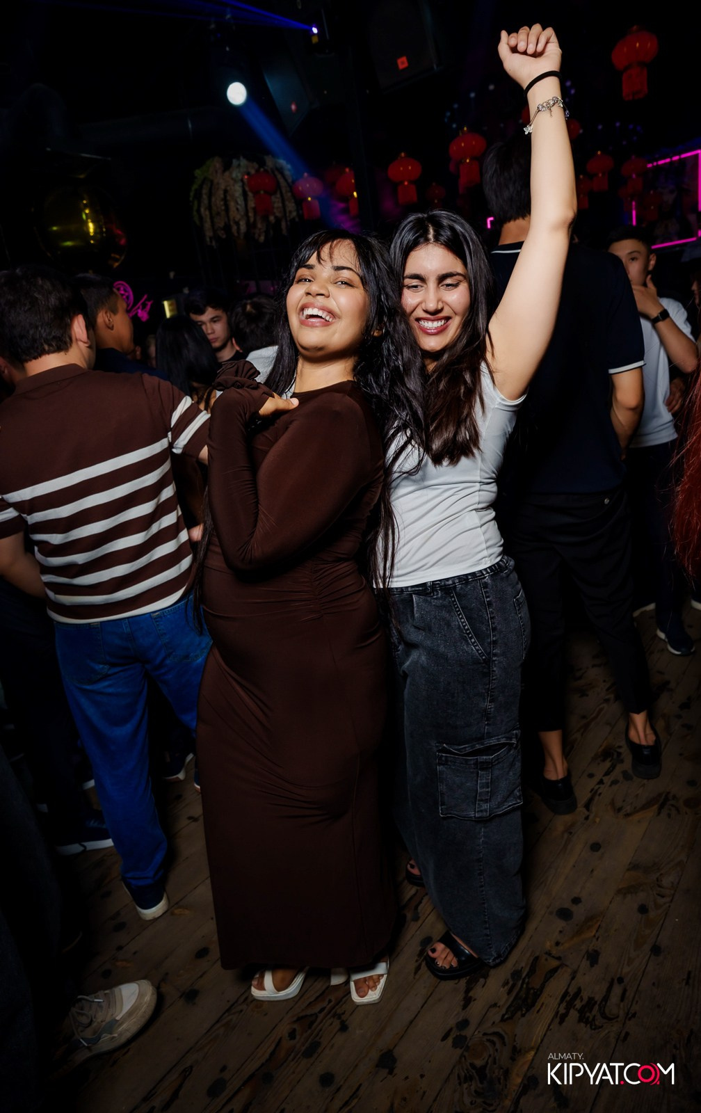 UYAT EMES BAR. КИПЯТКОМ АЛМАТЫ!