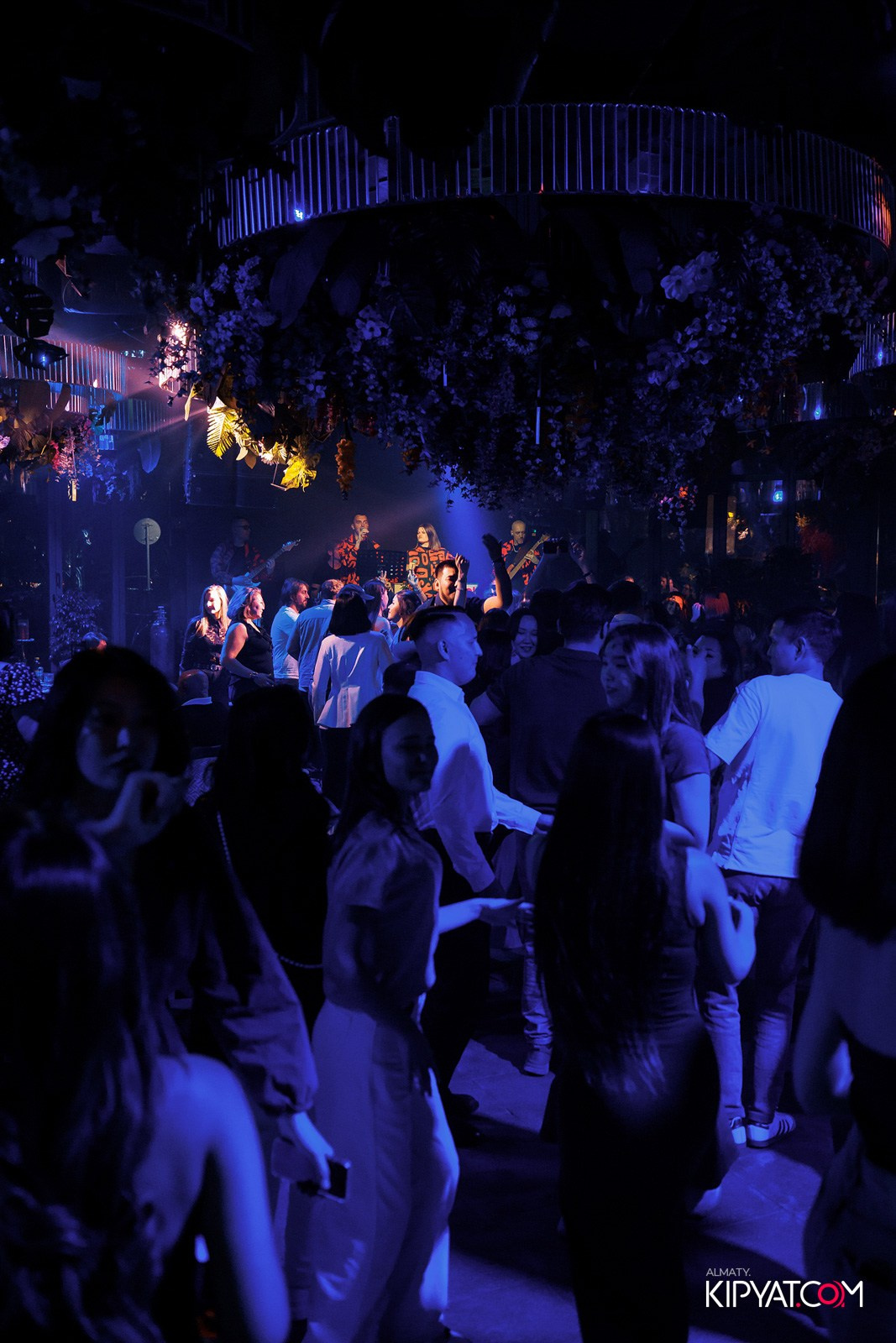 FRIENDS BAR & TERRACE. КИПЯТКОМ АЛМАТЫ!