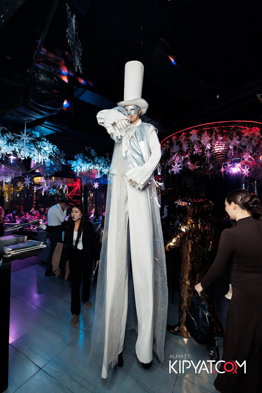 FRIENDS BAR & TERRACE. КИПЯТКОМ АЛМАТЫ!