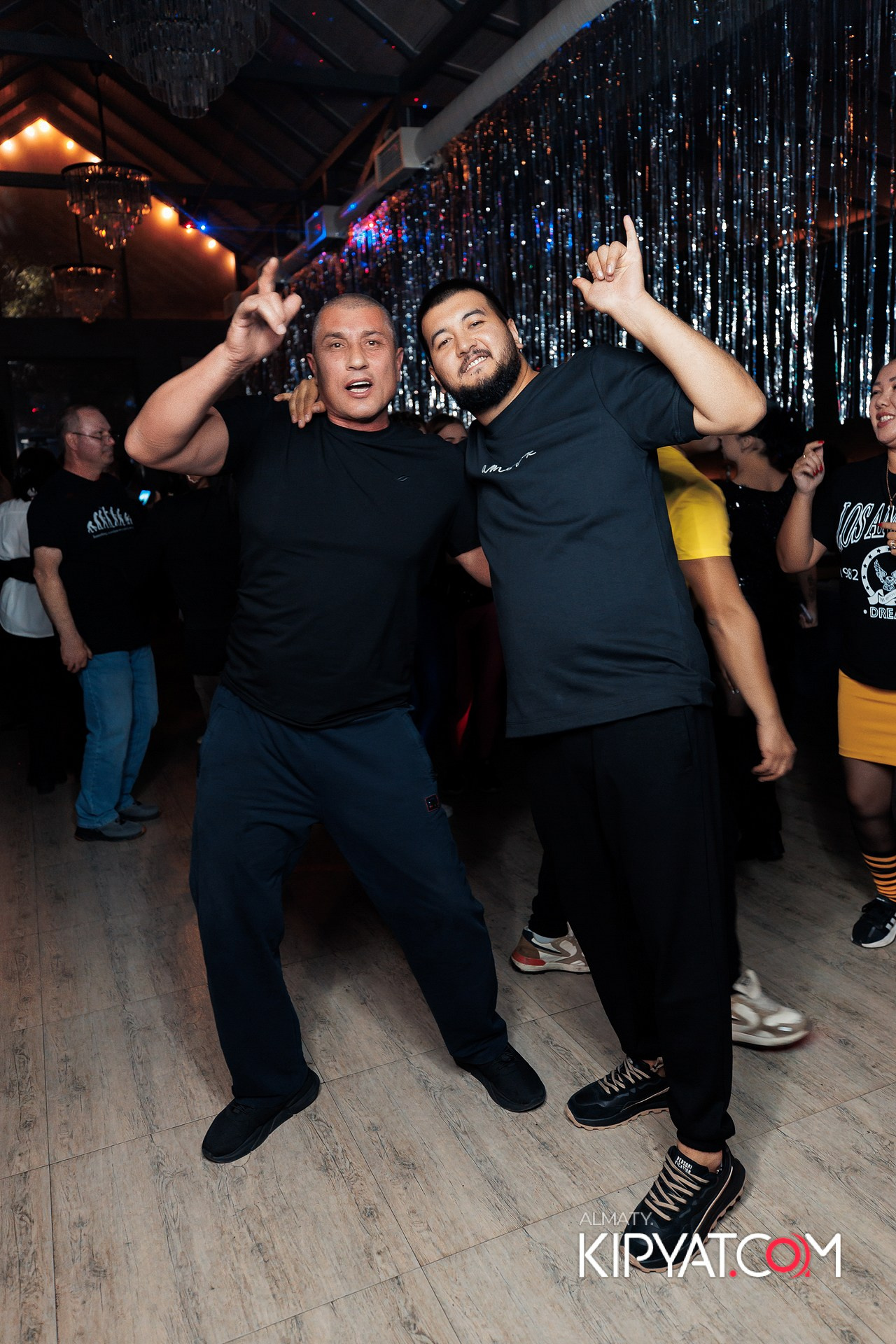 ВЕЧЕРИНКА 90Х КАФЕ CARAFE. КИПЯТКОМ АЛМАТЫ! Фотосъемка мероприятий в Алматы