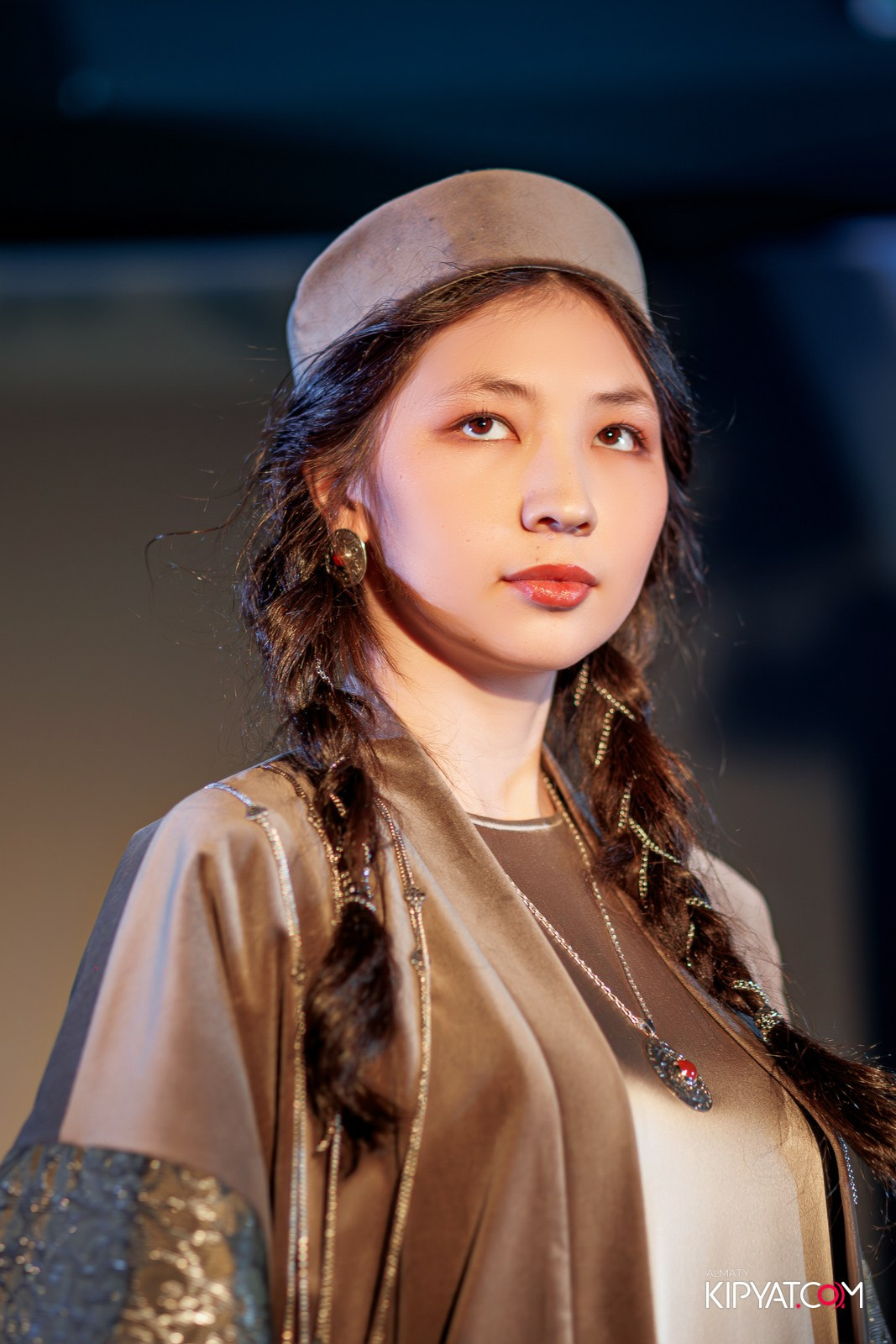 FASHION ПОКАЗ, КАЗАХСКОЙ НАЦИОНАЛЬНОЙ ОДЕЖДЫ. КИПЯТКОМ АЛМАТЫ!