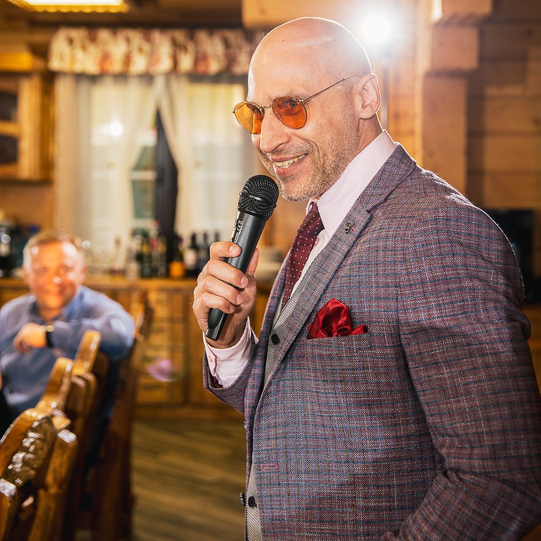 Ведущий на праздник в Москве / Денис Аганин