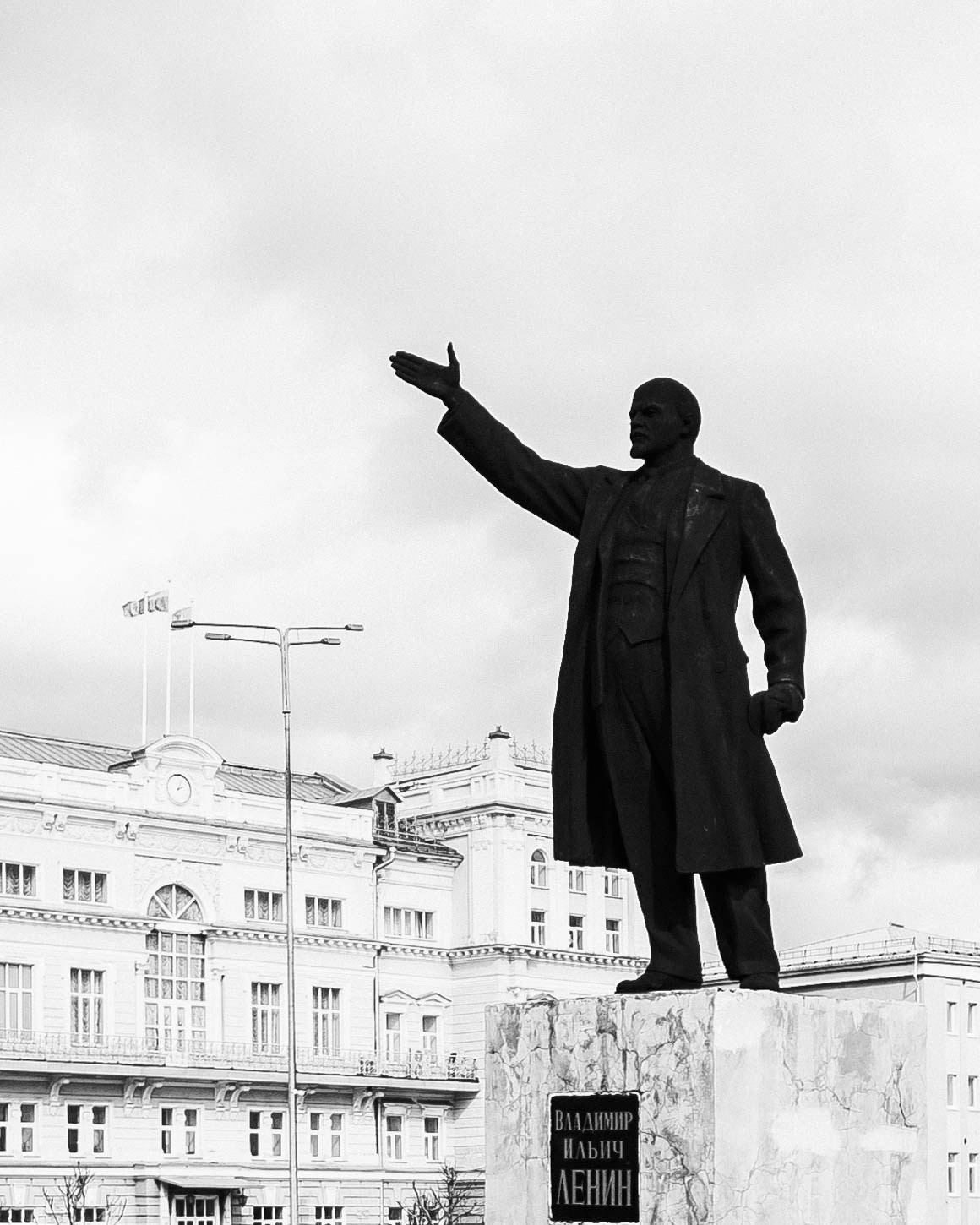 Памятник Ленину в городе Сарапул на фоне администрации города