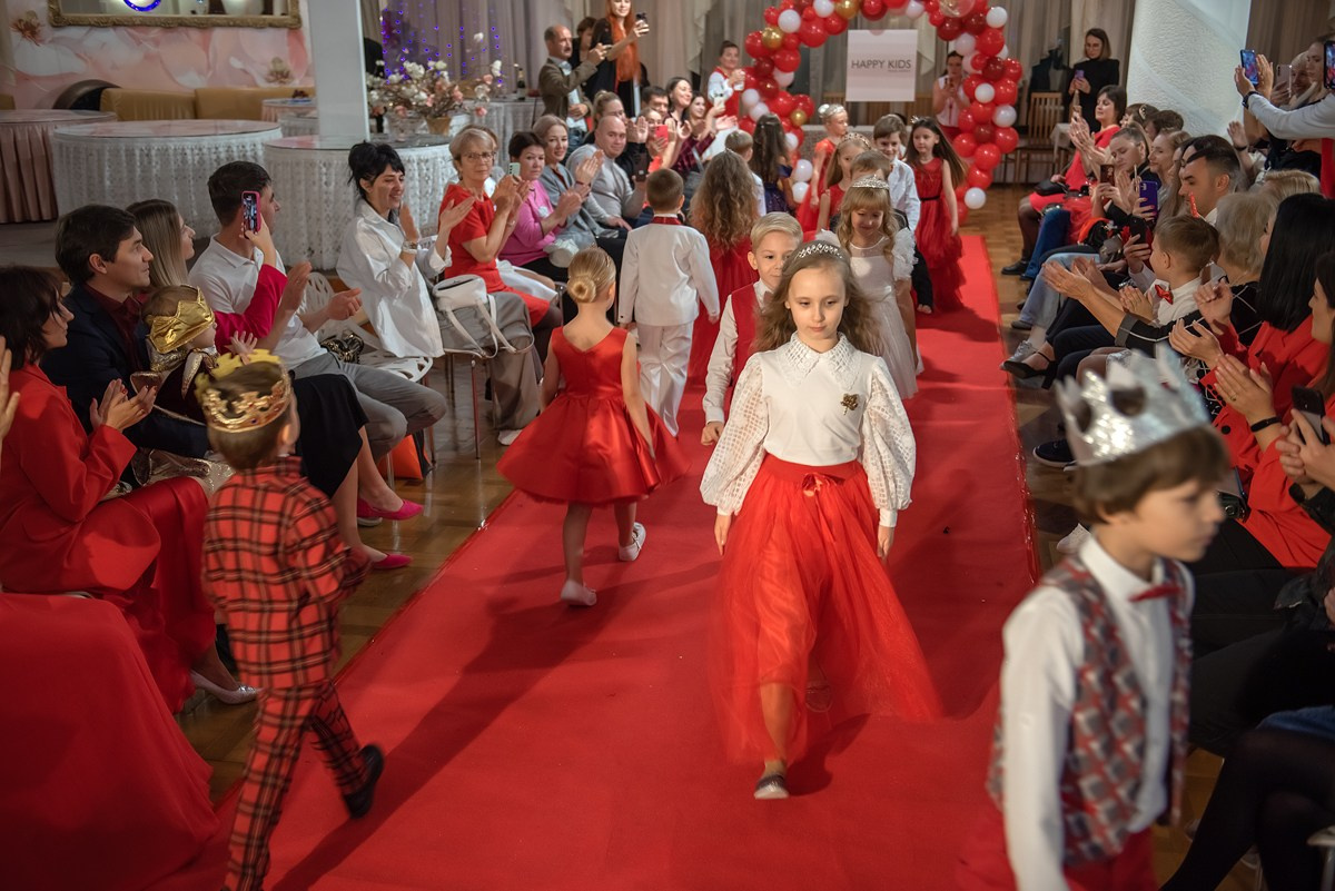 Выпускной в детской школе моделей HAPPYkids 2024. Семейный и коммерческий фотограф в Сочи Александр Бодунов
