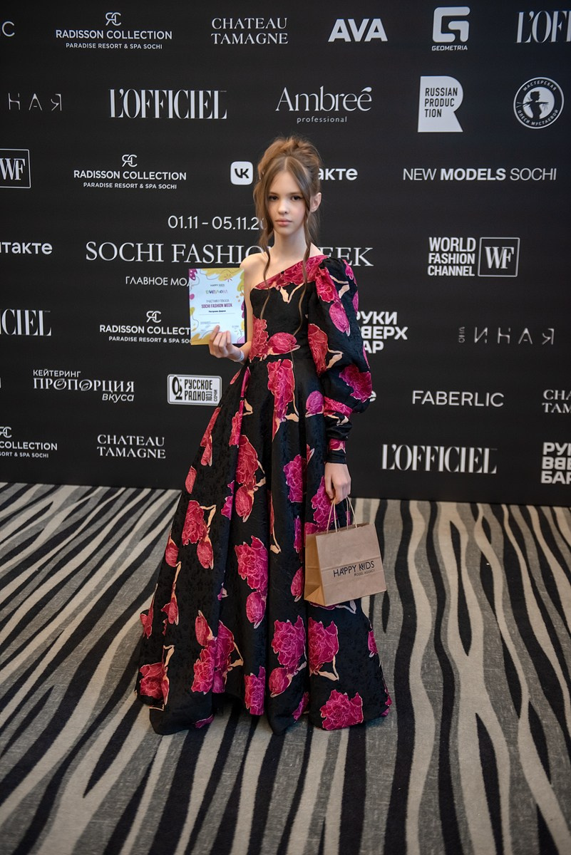 SochiFashionWeek2024 дизайнер Юлия Крылова. Семейный и коммерческий фотограф в Сочи Александр Бодунов