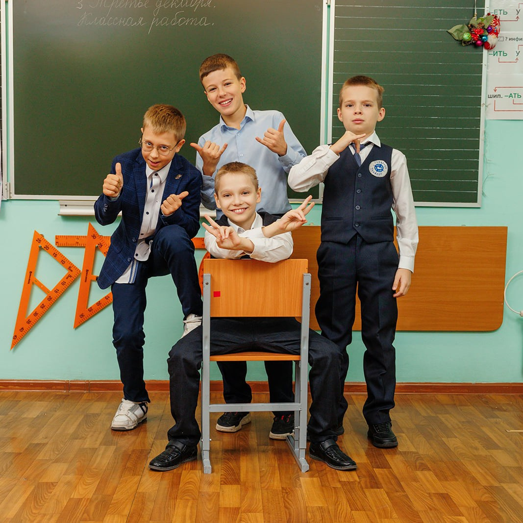 Выпускной альбом для 4 класса: фотосессии в школе и библиотеке. СИГМА | Студия выпускных альбомов Красноярск