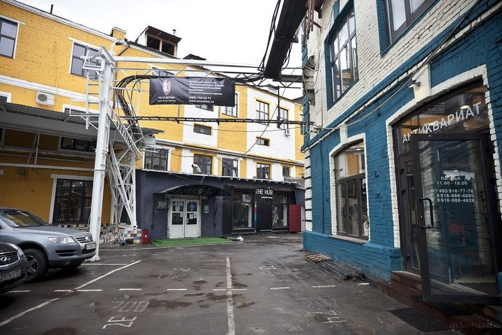 Фотосессия у дома — лестница и архитектурный декор фасада