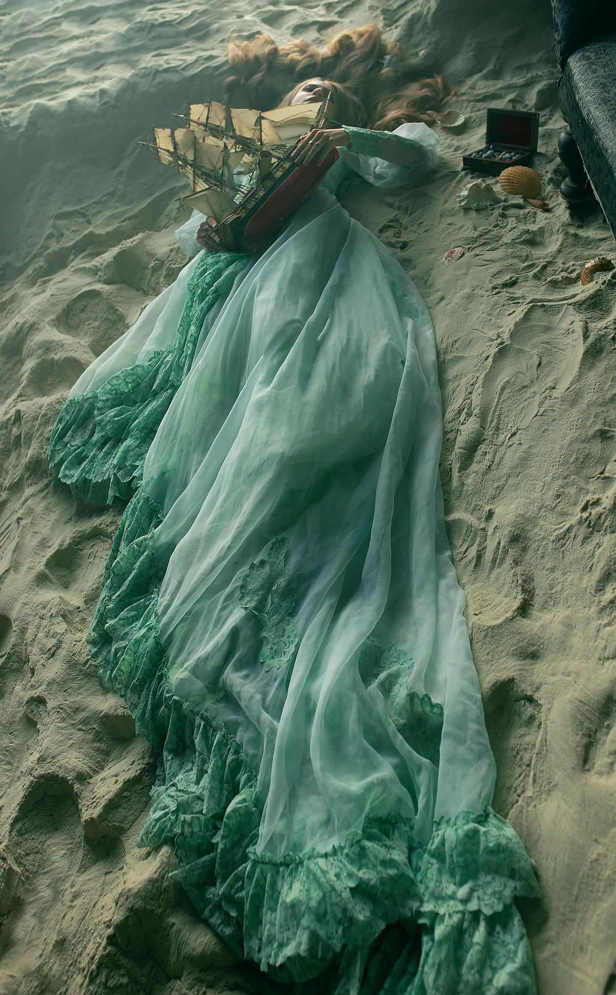 Девушка и море. Художественная винтажная фотография