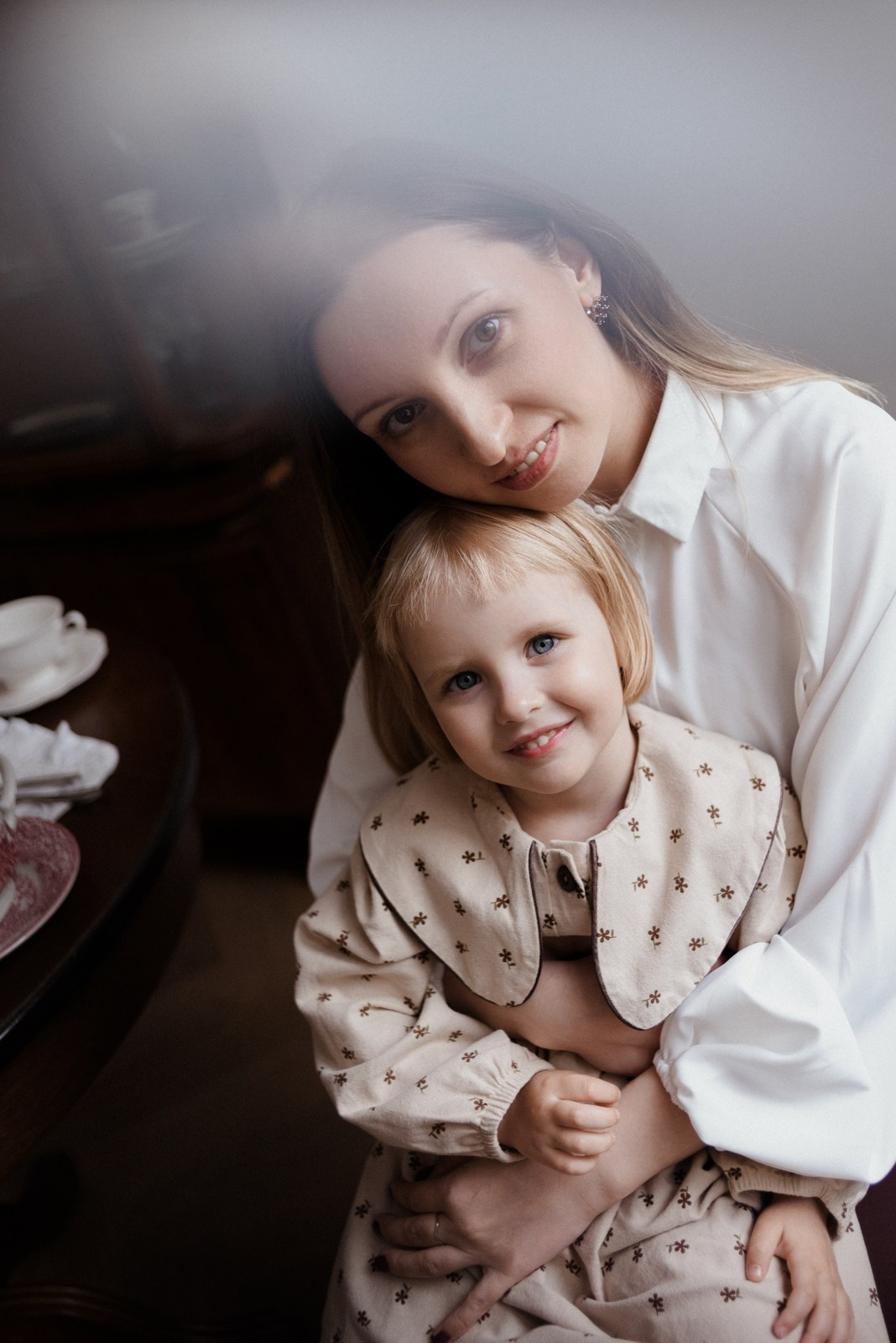 Мама и дочка: нежные семейные кадры в светлом интерьере