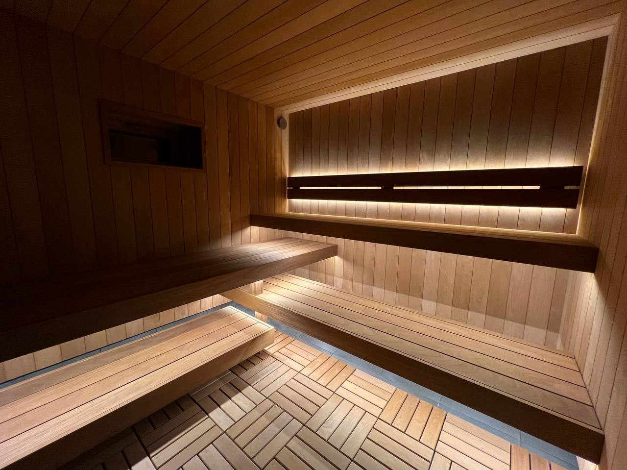 Брутальная парная в КП Газпром из широкой термоольхи и термоабаши. Строгие прямые линии, второе дыхание и невероятная Tulikivi в облицовке. SaunaTopMasters
