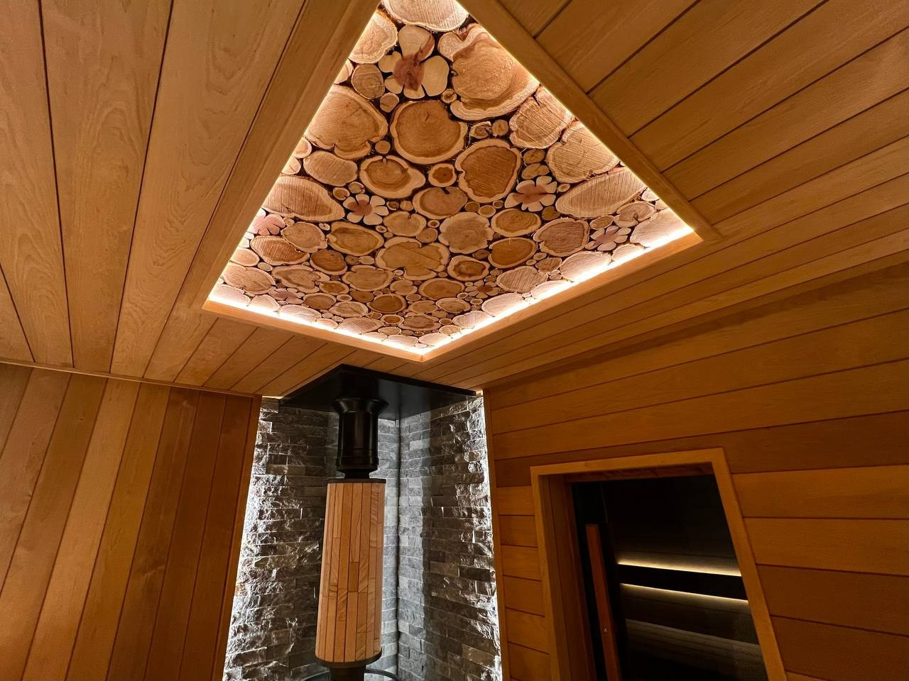 Роскошная парная в Касимово с натуральным камнем, можжевеловым панно, парящими полками и спинками, и главное- Атмосфера в новой облицовке. SaunaTopMasters