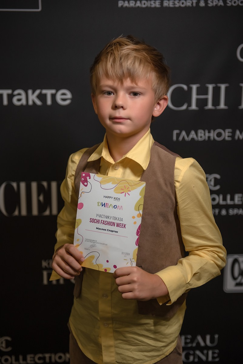 SochiFashionWeek2024 дизайнер Анохина Светлана. Семейный и коммерческий фотограф в Сочи Александр Бодунов