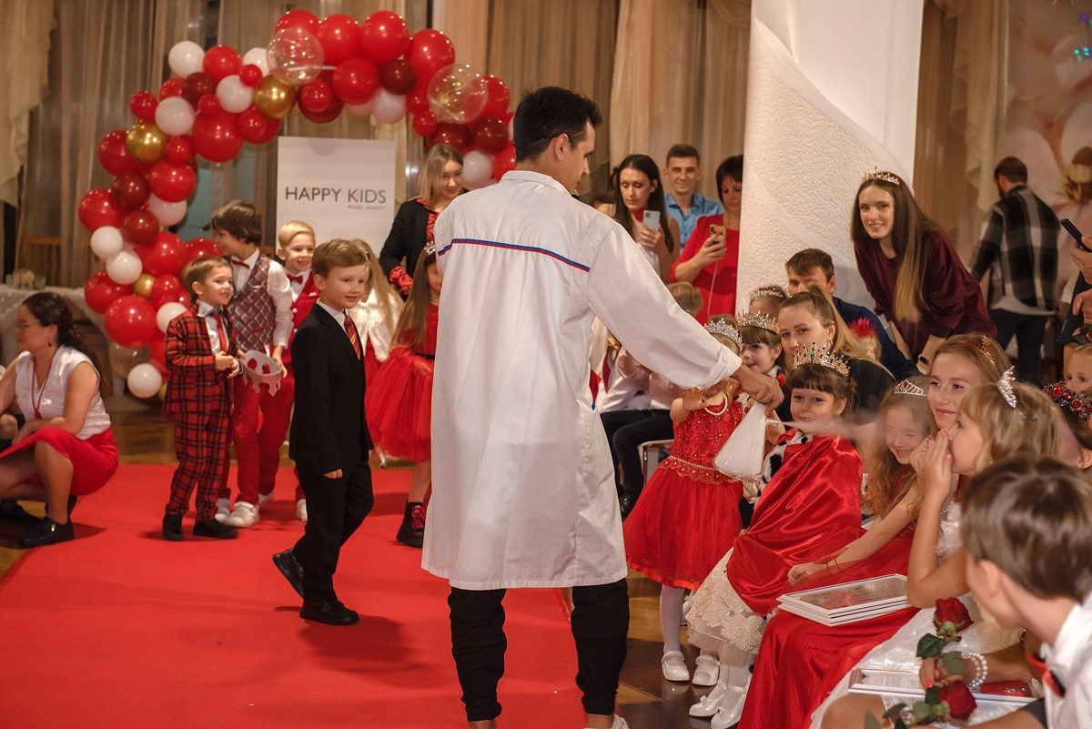 Выпускной в детской школе моделей HAPPYkids 2024. Семейный и коммерческий фотограф в Сочи Александр Бодунов
